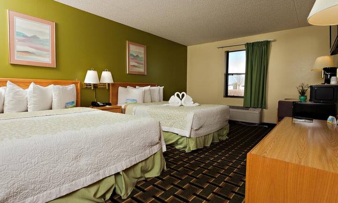 Park City Hotel | Days Inn by Wyndham Wichita North-2 Queen Bed NS