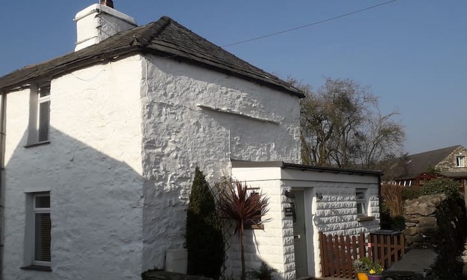 Natland Cabin | Lakes & Kendal -Toby Cottage-Quaint & Pet Friendly