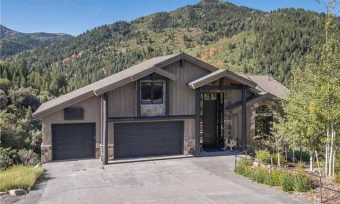 Pineridge House | Large and luxurious monthly rental in Park City UT