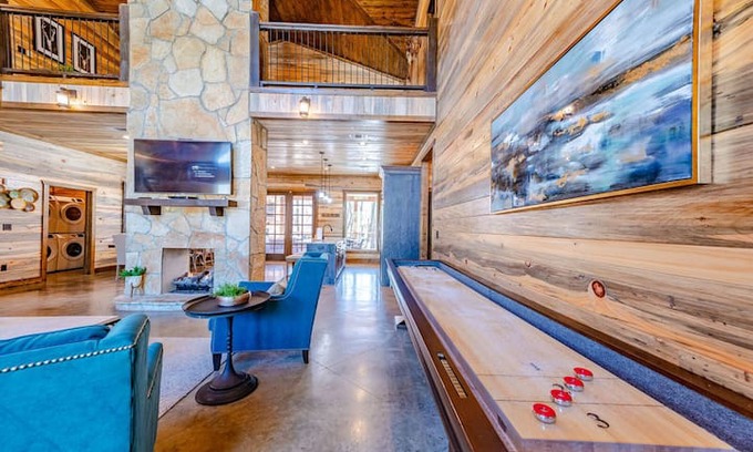 Broken Bow Cabin | GRAND LUXE 3 Rivers Lodge Luxury 6 Bedroom Cabin on a Creek Just minutes away from Area Attractions