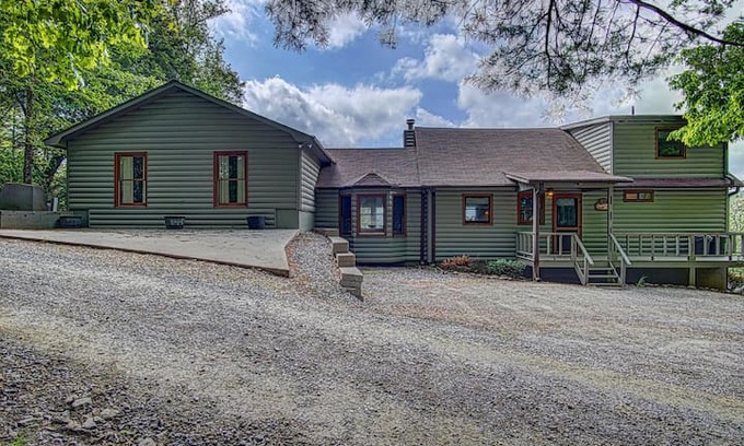 Blairsville Cabin | Chocolate Moose at Paradise Hills Winery Resort