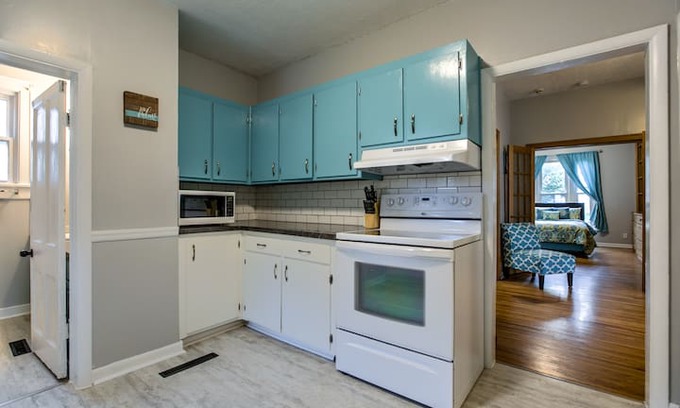 Lincoln House | Art Professor Bungalow-6 min Downtown-Dog Friendly