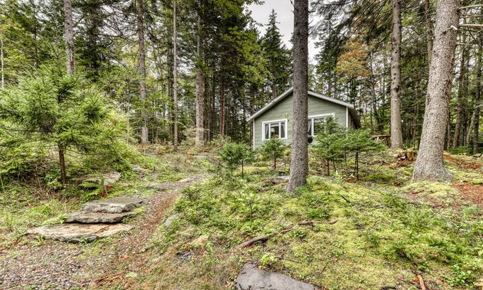 Southport Cabin | Cozy, dog-friendly cabin w/ a wood burning fireplace & a full kitchen