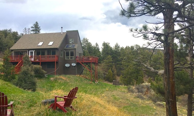 Lyons House | Estes/Lyons Mountain Home: Deck Views, Fresh Eggs!