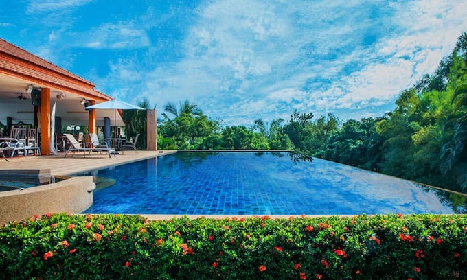 Mueang Len Villa | 商务车免费接送出游/中文向导线路推荐/占地3000㎡豪华泳池花园别墅/可烧烤钓鱼