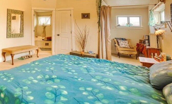 Hamilton Apartment | Large Master Bedroom in Quiet Neighborhood