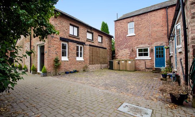 Childer Thornton House | 2 bedroom self catering cottage with hot tub