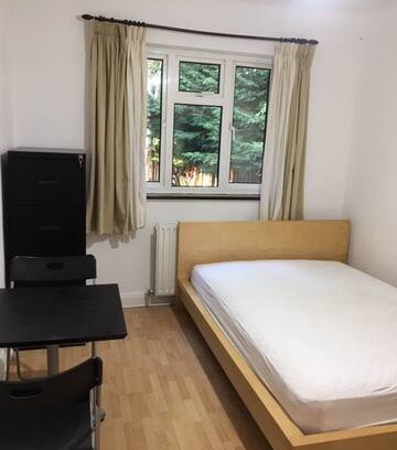 Finchley Church End House | Double room in a bungalow, clean, relaxing space