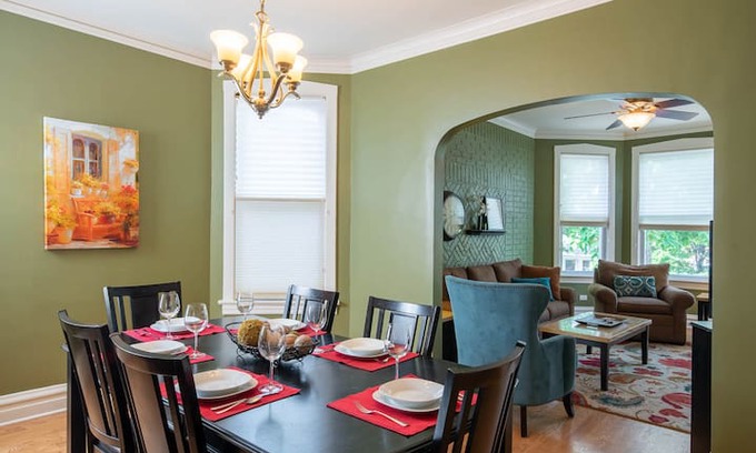 Roscoe Village Apartment | Roscoe Village Inn | Guesthouse | Walk to Wrigley!