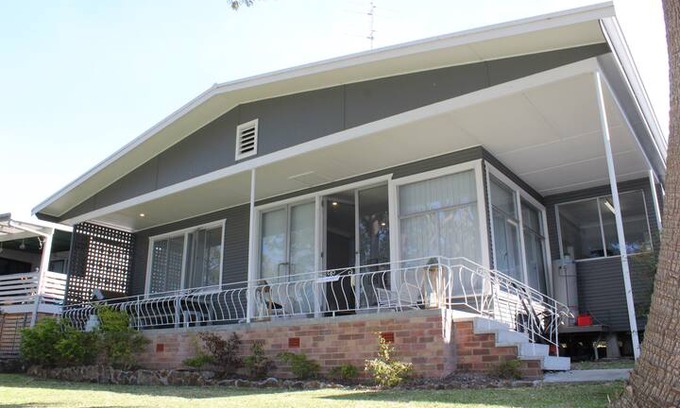 New South Wales Cabin | Holiday House with Lake Macquarie view