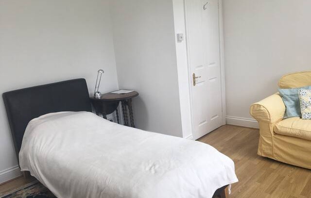 Loughton House | Single-twin or 3 room shared bthrm in High Beach