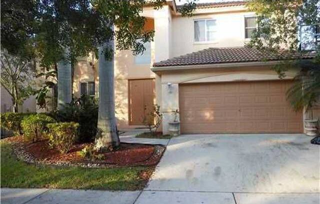 Weston House | Beautiful Dent in Fort Lauderdale