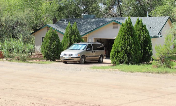 Rimrock Bed & Breakfast | Sedona Medicine Rock Inn short drive to Red Rocks