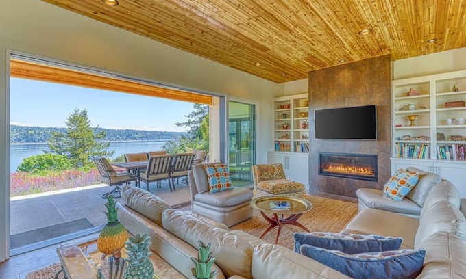 Southworth House | Dog friendly, waterfront home near ferry access!
