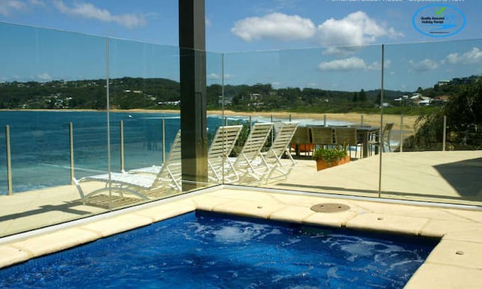 Copacabana House | Point Break Beach House : Beach Front 8 Adults Max