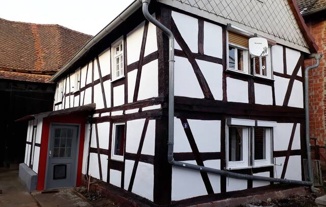 Dauernheim House | Gemütlich wohnen im Fachwerkhaus mit Freizeitraum.