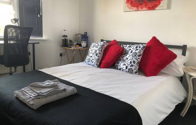 Petham House | 5*RATED DOUBLE ROOM NEAR CITY WIFI/SKYTV/KITCHEN.