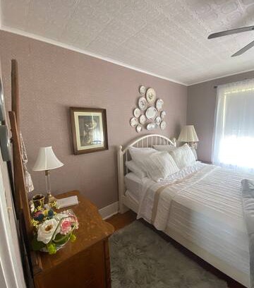 Throckmorton House | The LONESOME DOVE at The Lee House