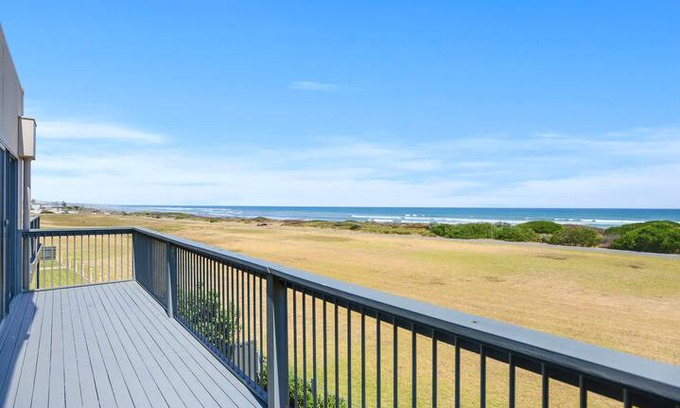 Middleton House | Wind Surf - Room to Move with a View