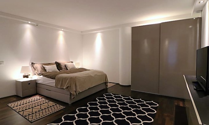 Innere Stadt Apartment | ParkRing Room 2 by Nikolax