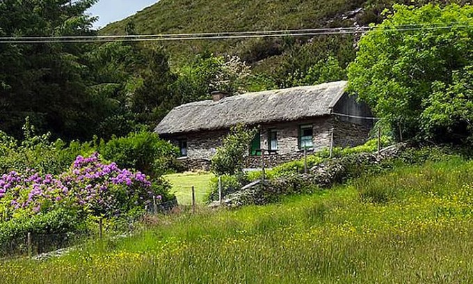 Caragh Cabin | Beautiful Lake Side Thatched Cottage, 400 yrs old.