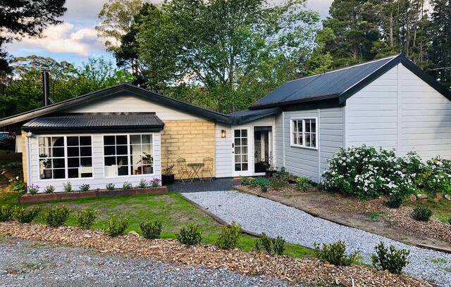 Penrose Cabin | Newbury Cottage - charming forest farm getaway