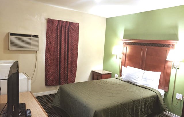Benton Hotel | Benton inn 1 Queen bed