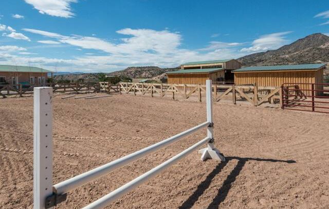 Abiquiu House | Bed & Barn | Guest House and Horse Facilities