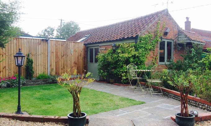 Hickling House | Rose Cottage-by Hickling Broad & near Horsey beach