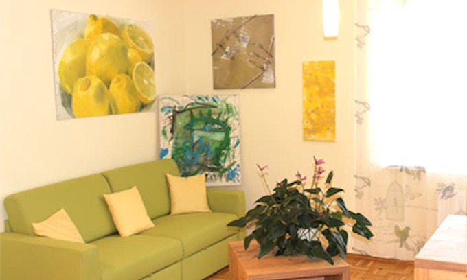Hatzendorf Apartment | Künstlerwohnung Lemon nahe Riegersburg & Thermen