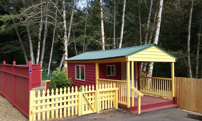 Otis House | Bloomin Cottage - Family Camp Off Grid experience!