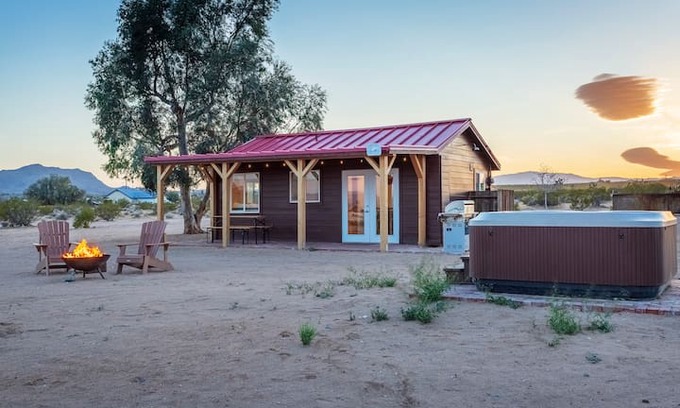 Joshua Tree House | Bell Cabin - Romantic Couples Retreat w/ hot tub