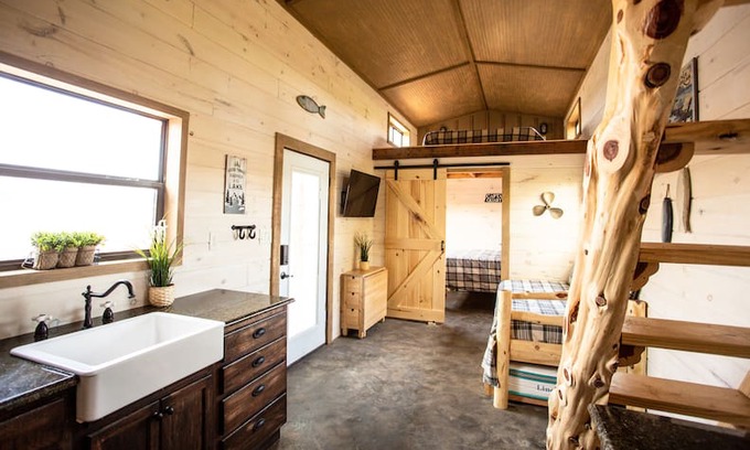 Denison House | Lake Texoma - Luxury Tiny Home/Cabin 2 - Sleeps 8