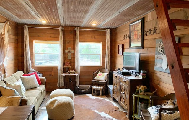 Edwards County House | Rustic Hunting Cabin