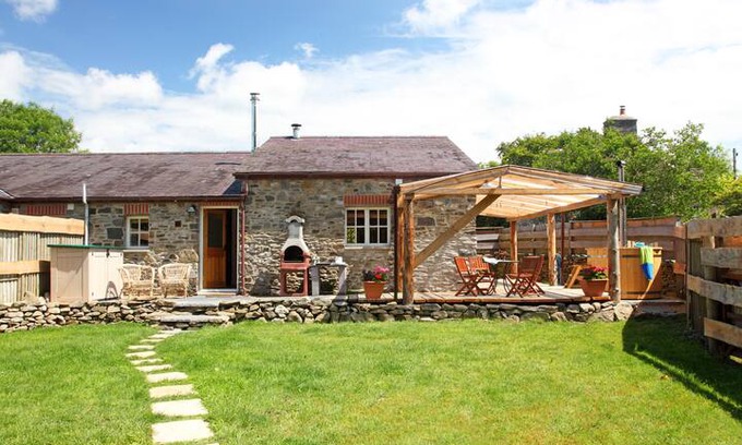 Bethania Other | Cart Cottage - private hot tub and fishing lake