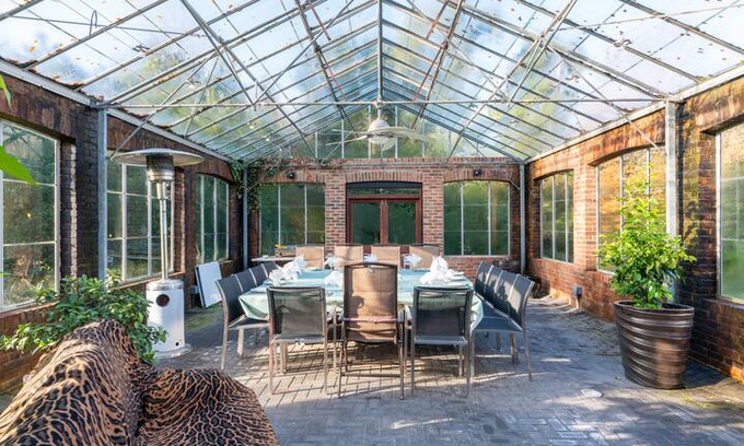 Barns Green House | Ranfold Grange - Indoor pool & Gym (Sleeps 15)