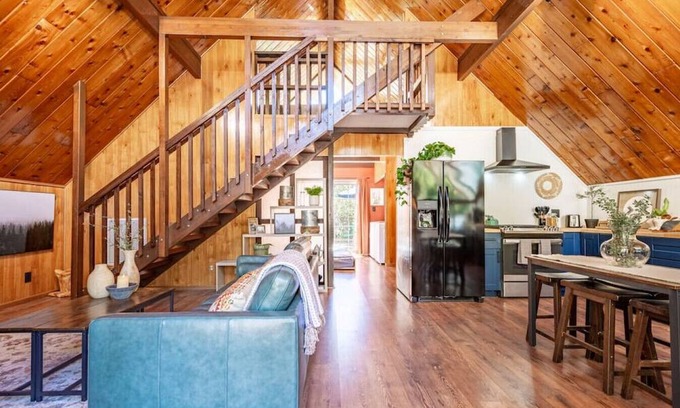 Oakhurst Ski Chalet | Bass Lake Chalet by Mono Rock w/Hot Tub/Fire pit