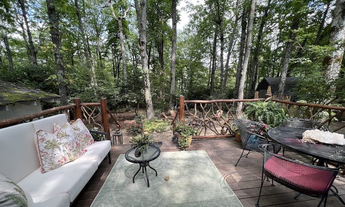 Highlands Cottage | Misty Mountain Cottage. Scaly Mtn enchanting 3 bedroom/2 bath, sleeps 6+fire pit