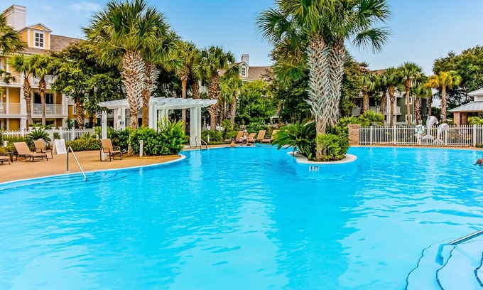 Baytowne Wharf Condo | Comfy studio with kitchenette, central AC, pools, hot tub, & tennis