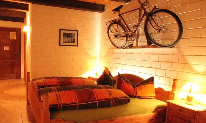 Burg Apartment | Doppelzimmer 3 mit Galerie, Du/wc, Frühst. - Die Radler-scheune