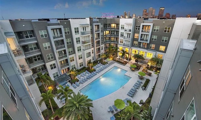 Courier City - Oscawana Apartment | Bleecker room 116 · Luxury king suite! Pool | gym | FREE parking | A