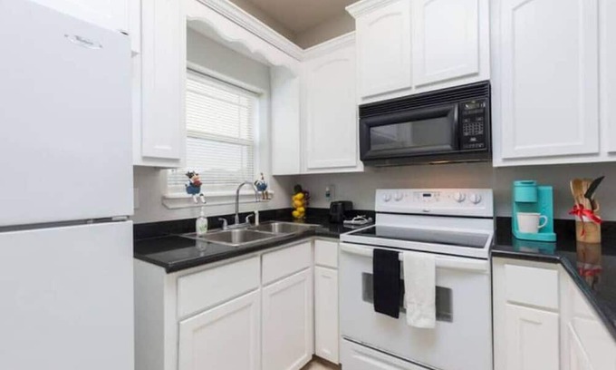 Edinburg Apartment | Designer Trendy apartment!