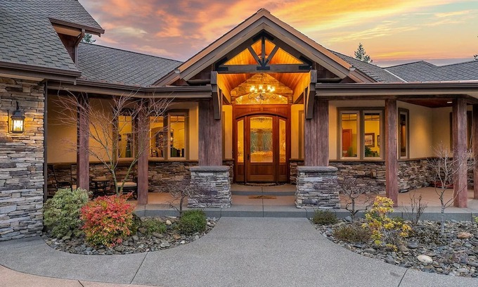 Roseburg House | Opulent estate in close proximity to renowned wineries and golf.