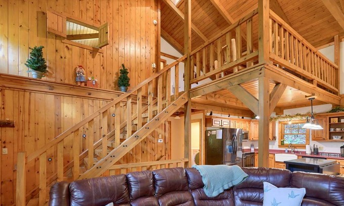 Rockbridge Cabin | Hummingbird Lodge at Big Pine Retreat