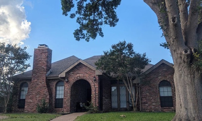 Plano House | Welcoming three bedroom Freshly painted west plano home