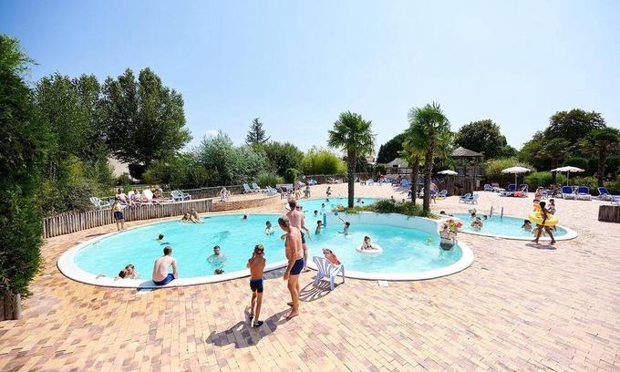 Poilly-lez-Gien Ski Chalet | Luxe Sanitary XL 6 pers Villatent at 5-Star Camping Les Bois du Bardelet