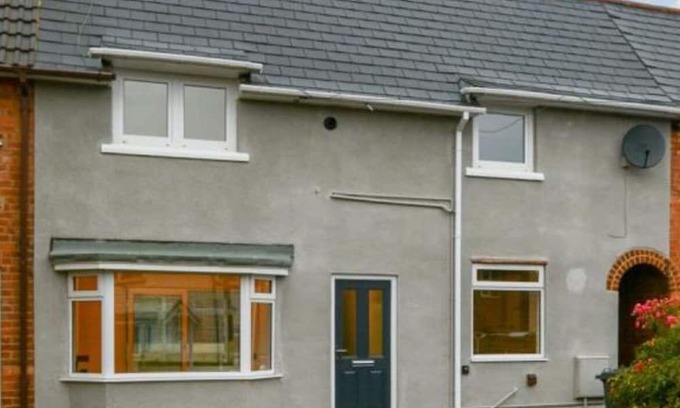 Trowell House | 2 Bedroom Minimalist Home From Home With Parking