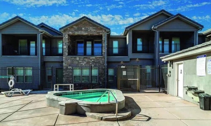 Ivins House | Poolside Paradise