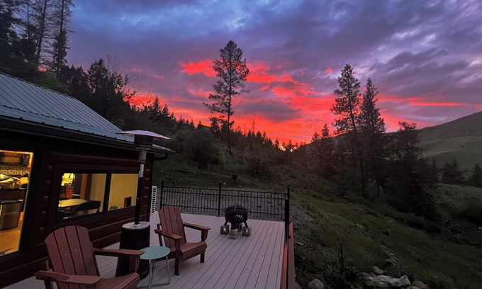 Union Cabin | Charming 2-bedroom cabin, AC, heater, wood stove, WIFI, hot tub, deck, river.