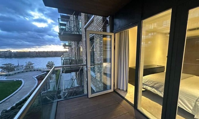 Barnes Apartment | Riverside Retreat in London Fulham Reach!